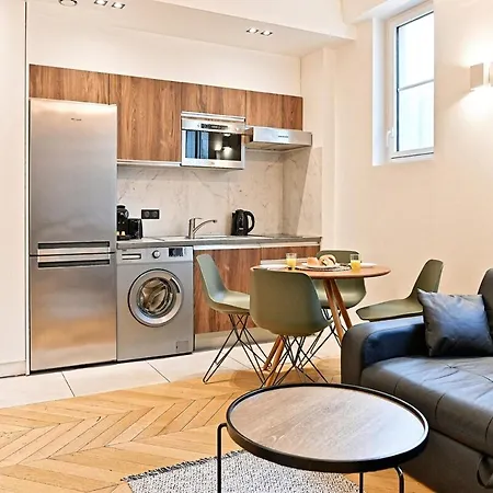 Raffine Pres De La Seine 16eme アパート パリ